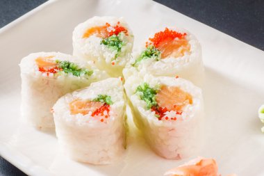 lezzetli suşi plaka üzerinde