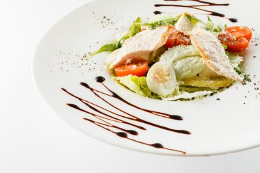 Sezar salatası plaka üzerinde