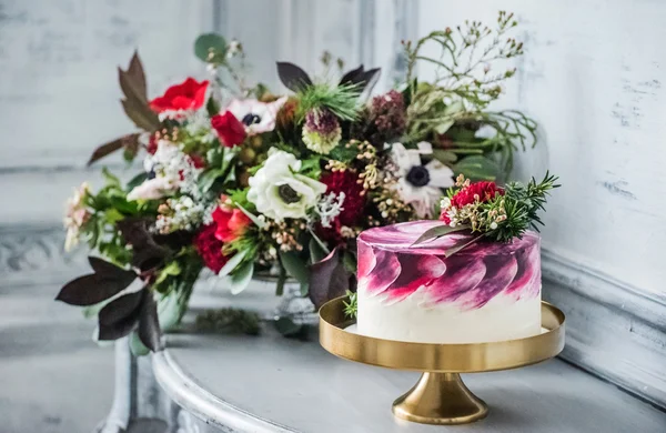 Baked wedding cake — Stock Photo, Image