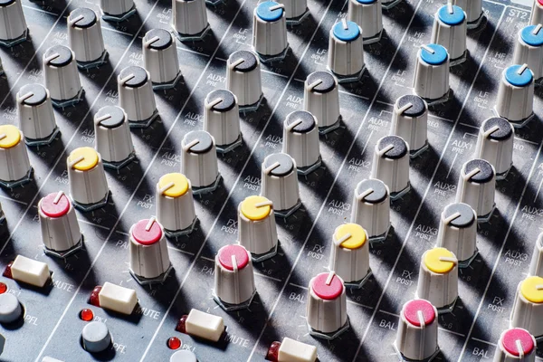 Audio mixer op muziekstudio — Stockfoto