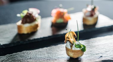 İspanyol meze plaka üzerinde