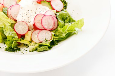 plaka üzerinde turp salatası