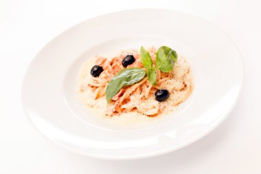 plaka üzerinde peynirli makarna