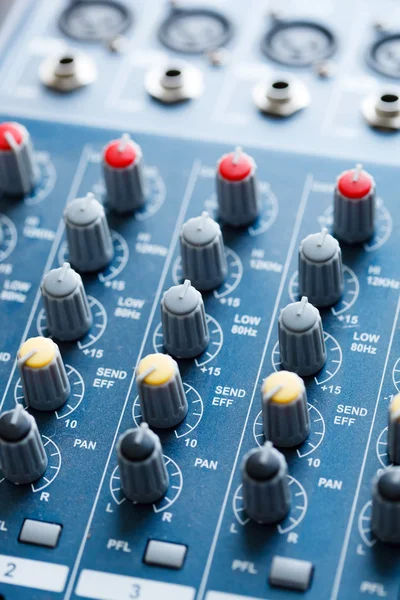 Audio mixer op muziekstudio — Stockfoto