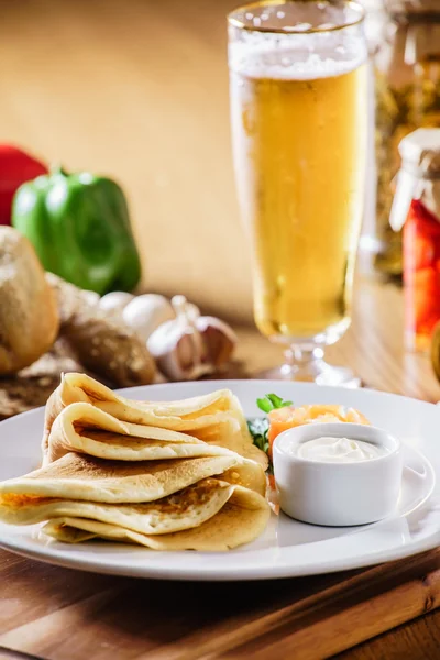 Pannenkoeken met zalm op plaat — Stockfoto