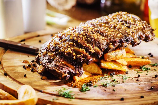 Costillas a la parrilla con patatas en el plato —  Fotos de Stock