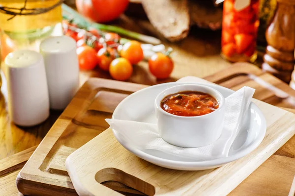 Salsa de tomate en plato — Foto de Stock