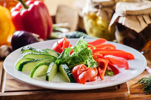 Verse groenten op bord — Stockfoto