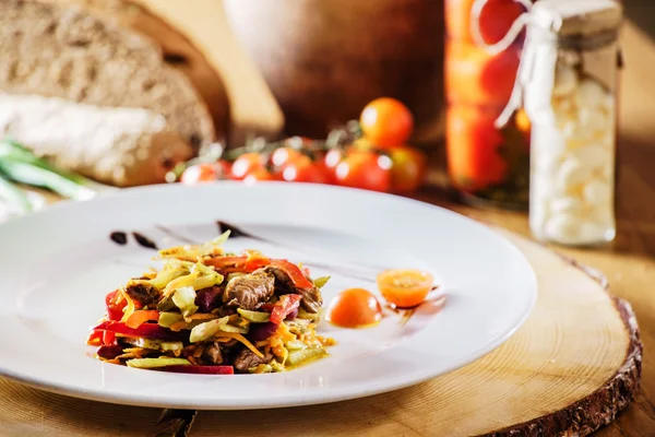 Carne de res con verduras en plato — Foto de Stock