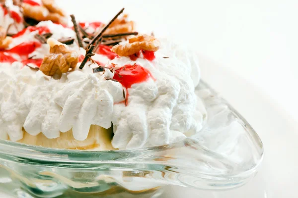 Десерт с бананом на белом — стоковое фото