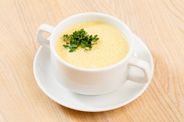 plaka üzerinde krem çorba