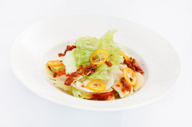 plaka üzerinde sağlıklı salata