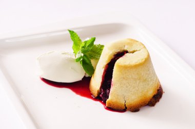 Noel tatlısı tabakta