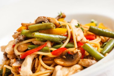 Tabakta tavuk ile erişte