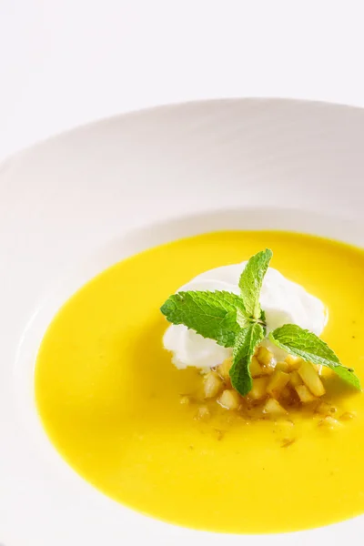 Тыквенный суп на тарелке — стоковое фото