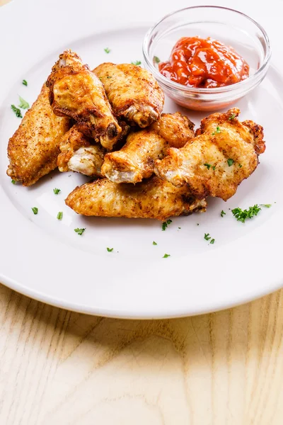 Курица с соусом на тарелке — стоковое фото