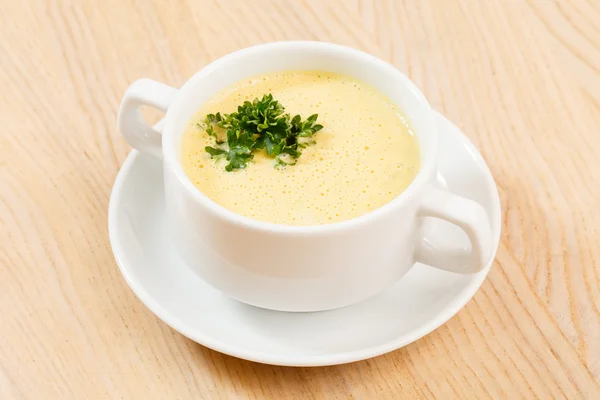 Soupe à la crème sur assiette — Photo