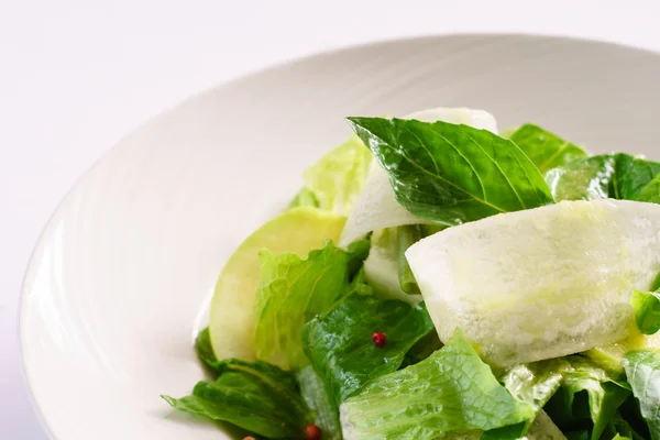 Grüner Salat auf dem Teller — Stockfoto