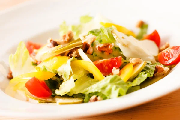 Ensalada fresca en plato —  Fotos de Stock