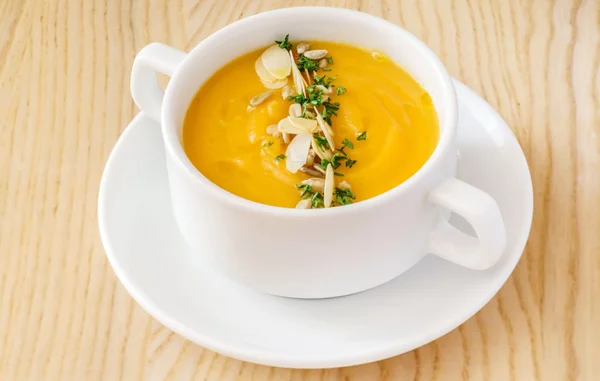 Krémová polévka na talíři — Stock fotografie