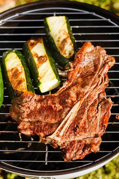 Biefstuk met courgette op de barbecue — Stockfoto