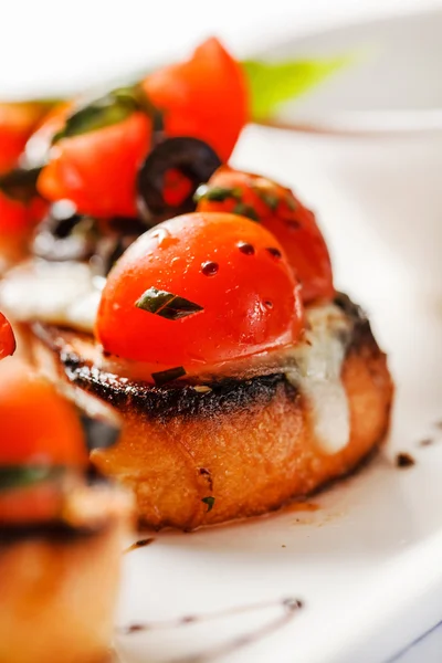 Bruschetta com tomate e manjericão — Fotografia de Stock