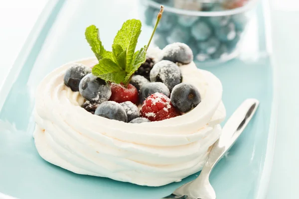 Meringue Pavlova with air cream — Stock Photo, Image