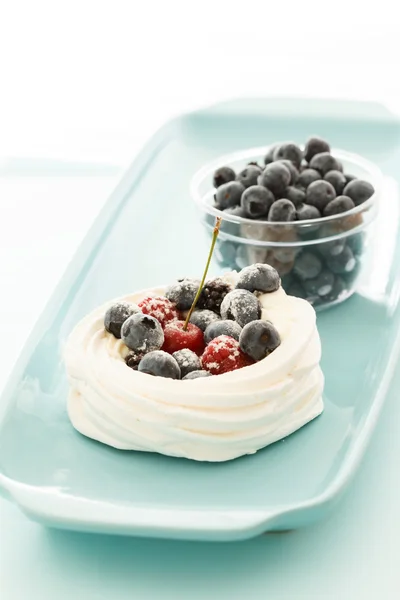 Meringue Pavlova with air cream — Stock Photo, Image