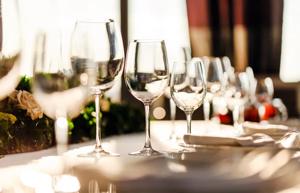 Vasos en la mesa del restaurante — Foto de Stock