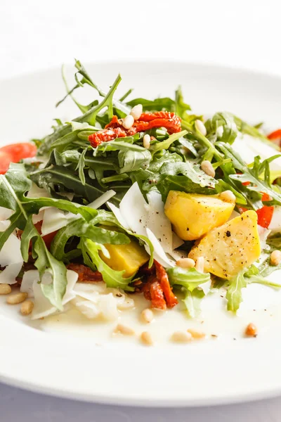 Ensalada con rúcula en plato — Foto de Stock