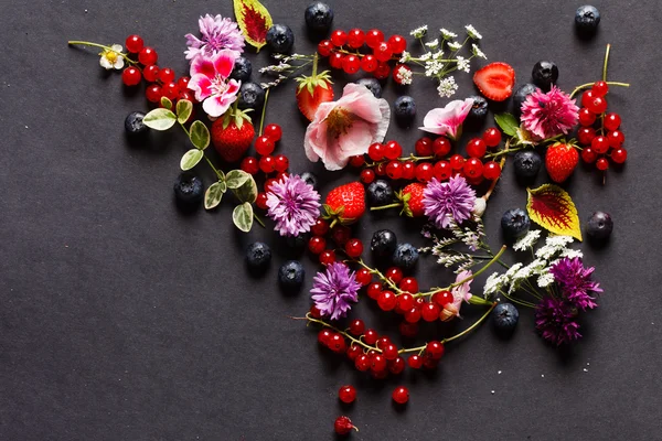 Yaz meyveler ve çiçekler