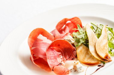 plaka üzerinde jambon salatası