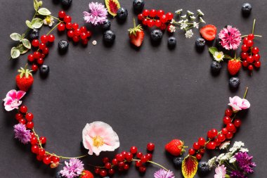 Yaz meyveler ve çiçekler