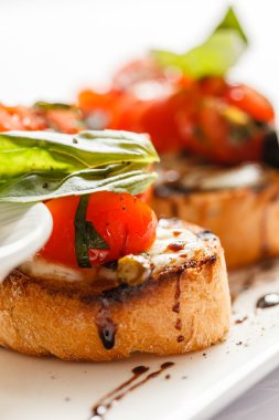 Domates ve fesleğenli bruschetta.