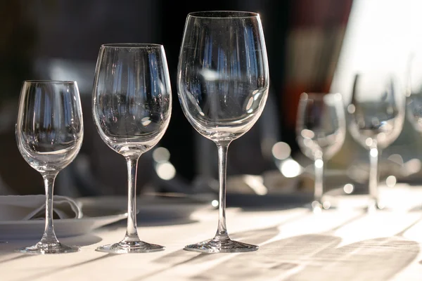 Glasses on restaurant table — Stock Photo, Image