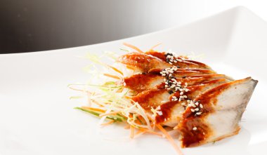 접시에 장 어를 훈제