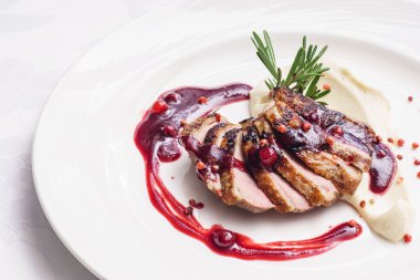 plaka üzerinde soslu ördek göğsü