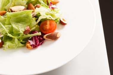 plaka üzerinde sağlıklı salata