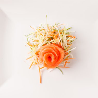 Somon meze tabağı üzerinde