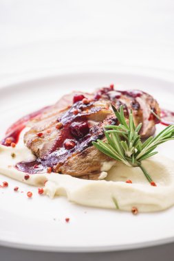 ördek göğsü patates püresi ile