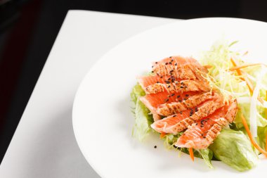 Japon salata somon ile