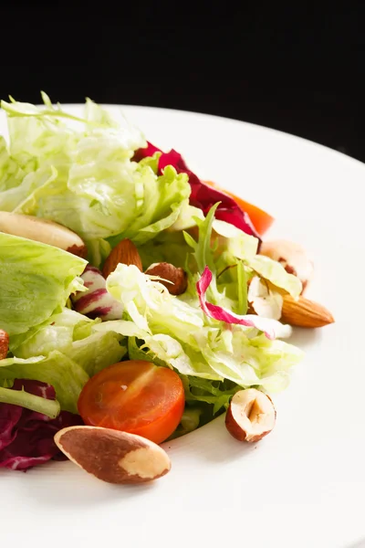 Ensalada saludable en el plato —  Fotos de Stock