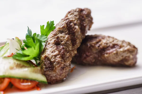 Kebab with salad on plate — Stock Photo, Image