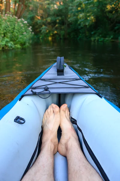 Kajak auf kleinem Fluss — Stockfoto