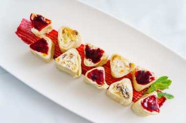 Tatlı plaka üzerinde rulo