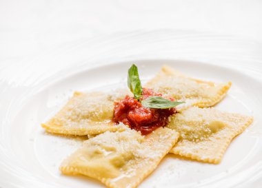 plaka üzerinde peynirli Ravioli