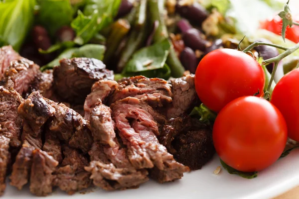 Ensalada con carne en rodajas — Foto de Stock