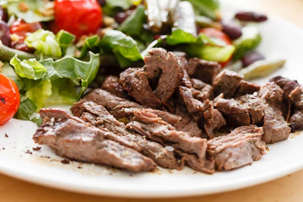 Ensalada con carne en rodajas — Foto de Stock