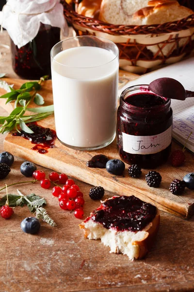 Berry sylt på bord — Stockfoto