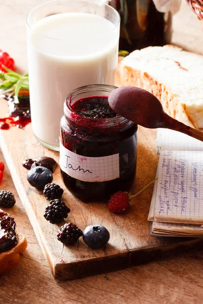 Berry jam na stole — Stock fotografie